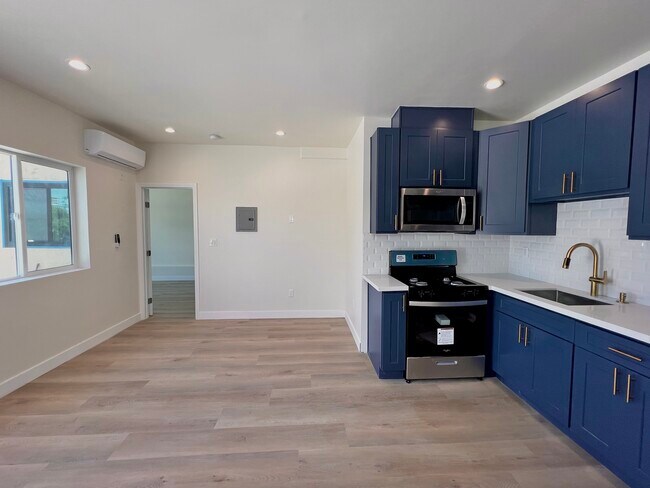 Building Photo - 2906 Carmona Ave