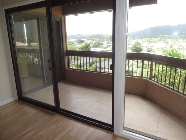 Building Photo - Quiet Mountain View Unit $2,900 2bd, 2ba, 2park; 3rd floor walk up