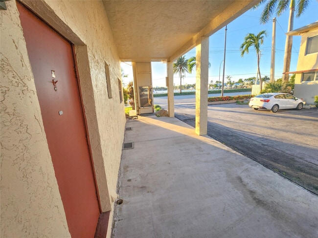 Building Photo - 513 S Ocean Dr