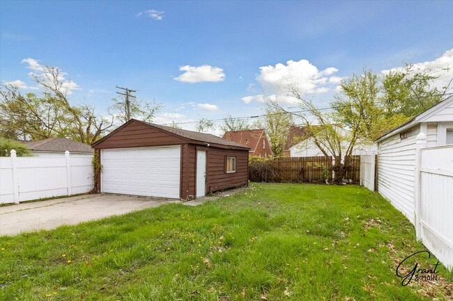 Building Photo - $1350 3 bedrooms