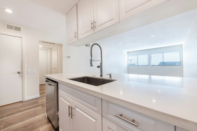 Building Photo - 532 N Rossmore Ave
