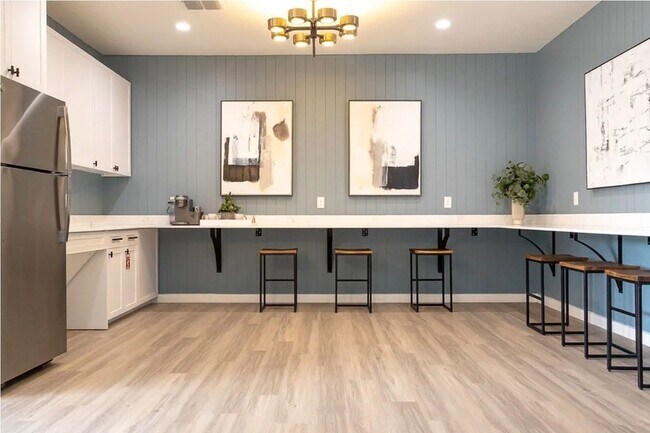 Building Photo - 2170 Thousand Oaks Dr