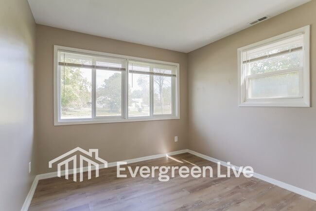 Building Photo - 1657 Eastbrook Dr S