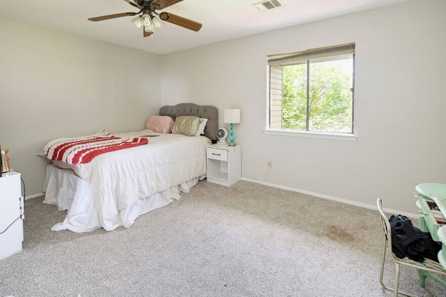 Building Photo - JUNE MOVE IN!  2 Bedroom 1.5 Bathroom Townhome On Bus Route!