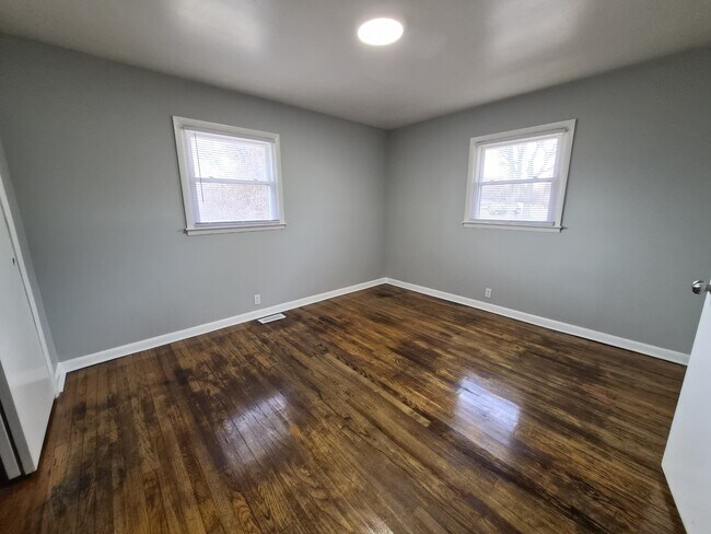 Building Photo - 2703 Kristen Dr E