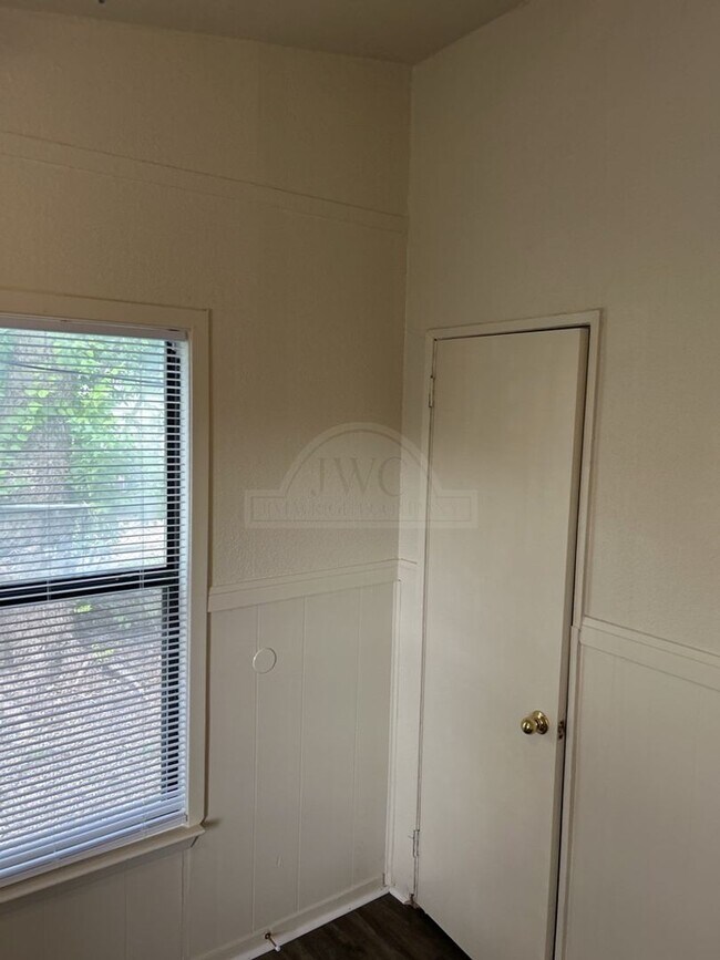 Building Photo - 910 Evergreen Dr