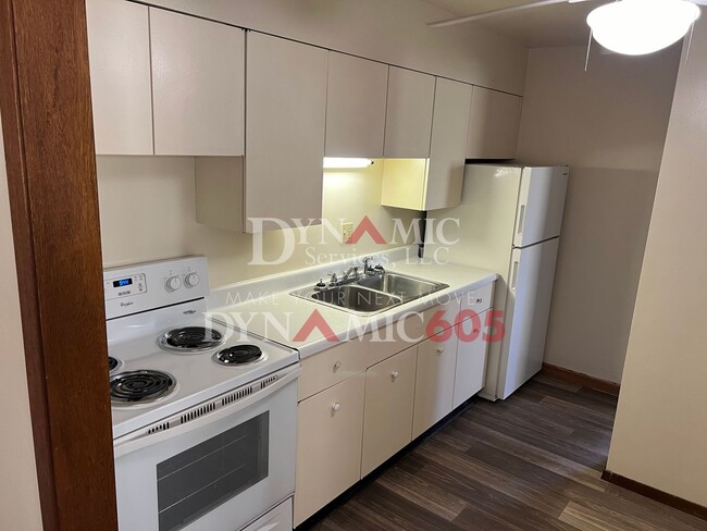 Building Photo - 1 Bedroom, 1 Bathroom Garden Level Apartme...