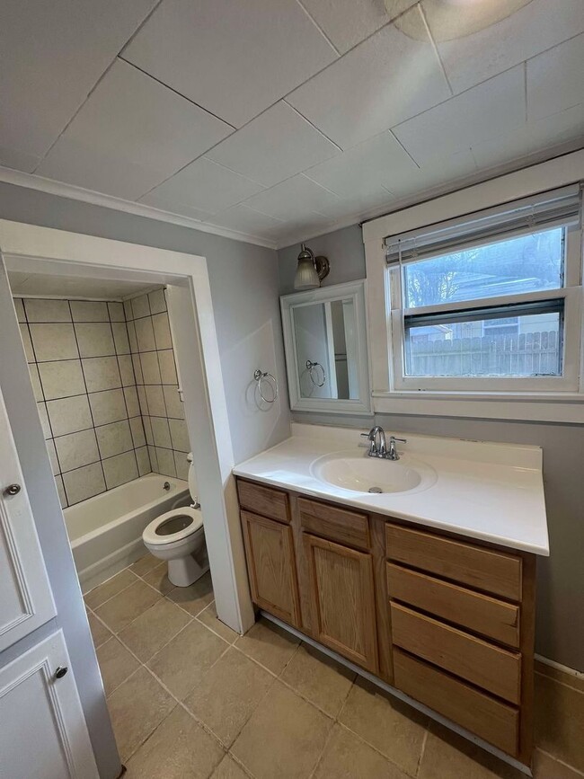 Building Photo - CUTE 2 BEDROOM / 1 BATHROOM HOUSE LOCATED ...