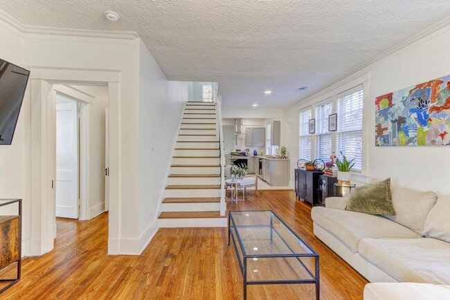 Building Photo - 407 Angelus St