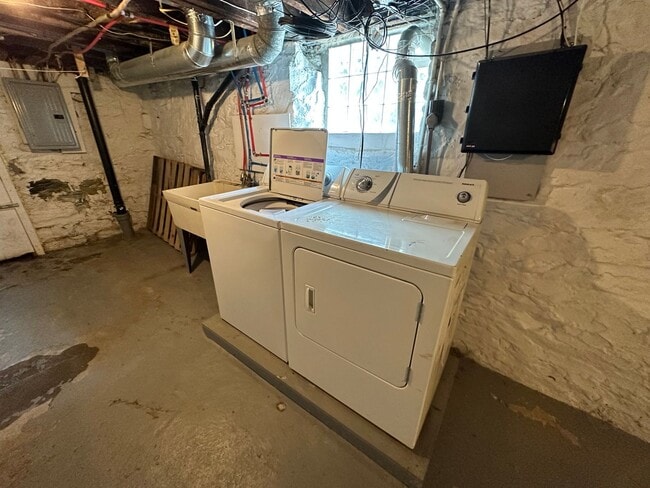 Building Photo - Available August 1, 2025; Lease will end J...