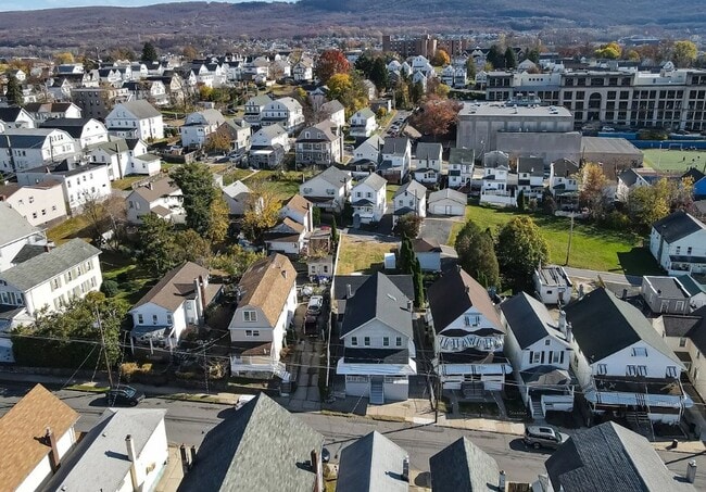 Building Photo - 260 S Hancock St