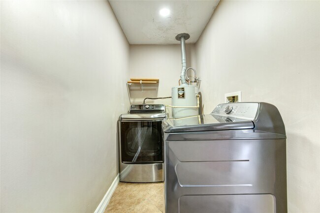 Building Photo - 9922 Carmalee St