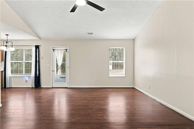 Building Photo - 28 Autumn Ridge Dr