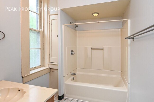 Building Photo - 32 E Hollister St