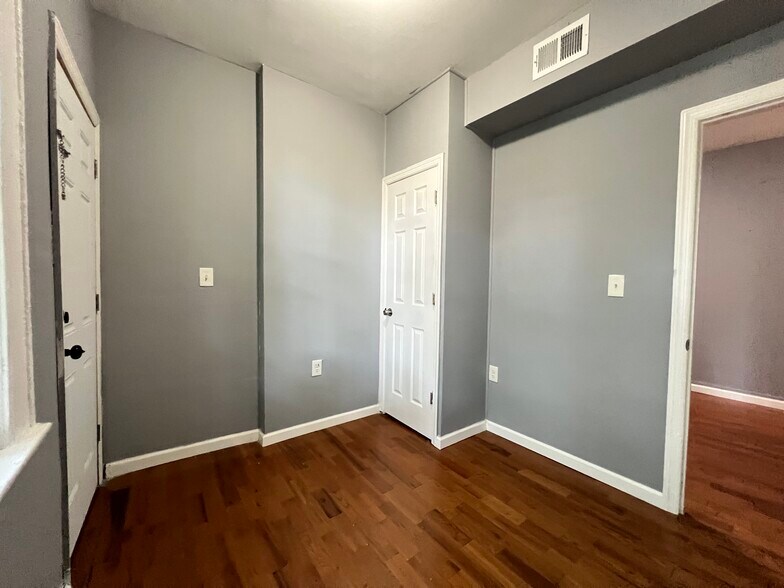 Unit 8 - 300 Lyons Ave