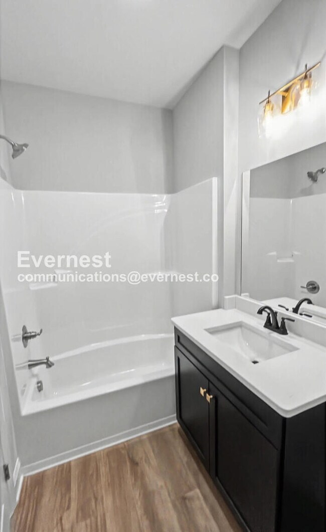 Building Photo - 2 Bed/2 Bath Townhome with Off-Street Parking / Pet-Friendly / Available Now!