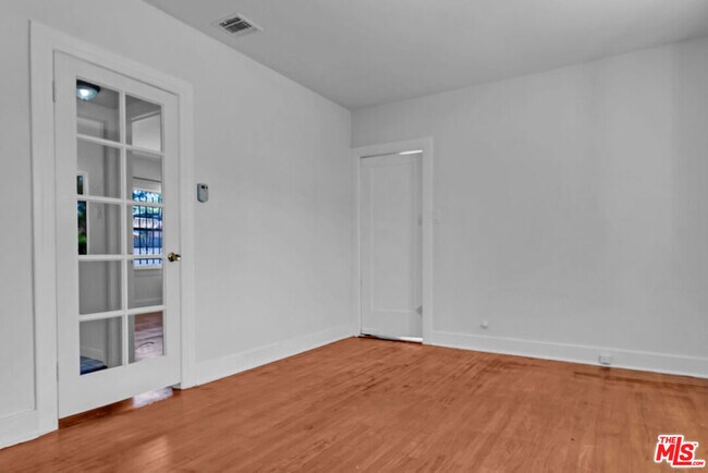 Building Photo - 736 N Poinsettia Pl