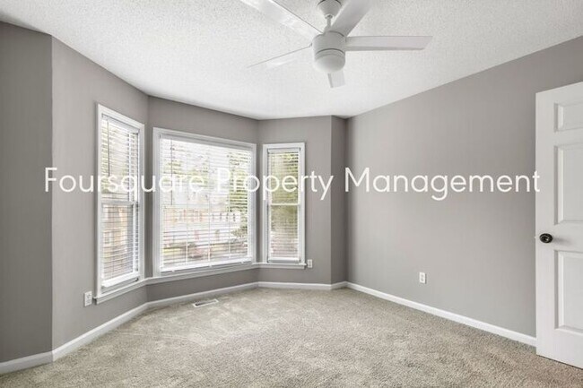 Building Photo - End Unit Town Home | 2nd Floor Loft | Wash...