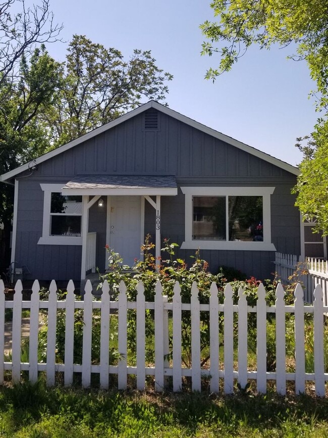 Primary Photo - 3 BED 1 BATH HOUSE WITH A FENCED BACKYARD