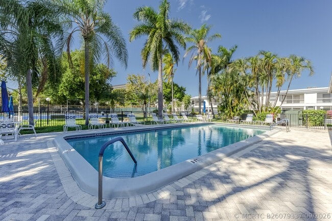 Building Photo - 6201 Bay Club Dr