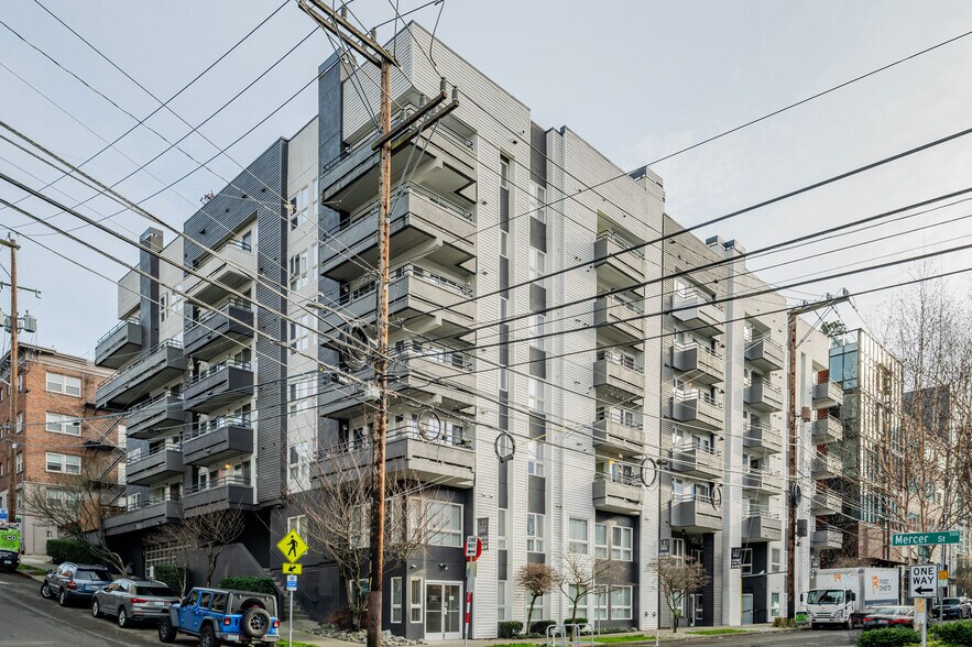 Building Photo - 526 Yale Ave N