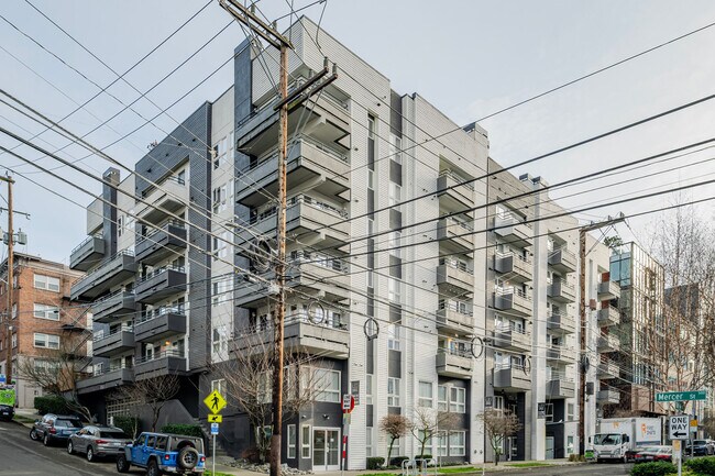 Building Photo - 526 Yale Ave N