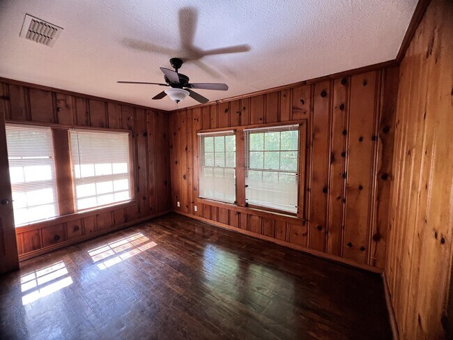 Building Photo - 920 Bolivar St