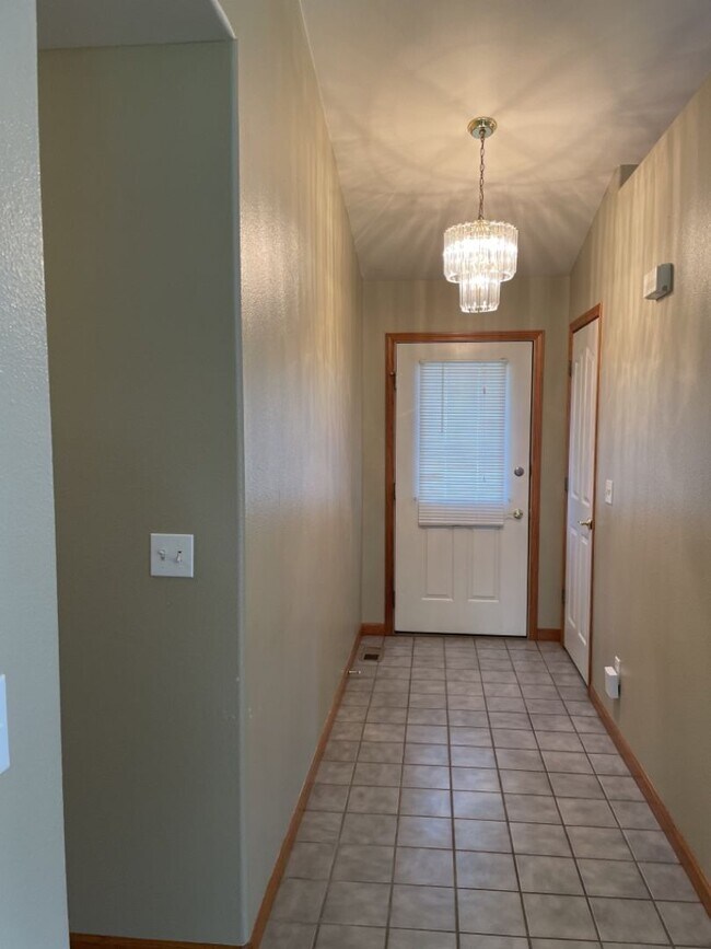 Building Photo - 4 Bed 2.5 Bath Home in Windsor - FREE Octo...