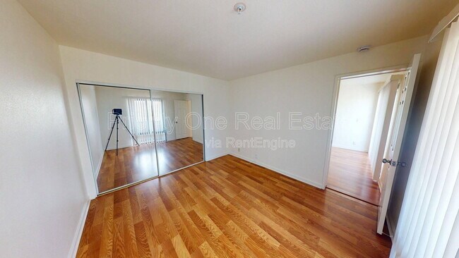 Building Photo - 4041 Oakcrest Dr