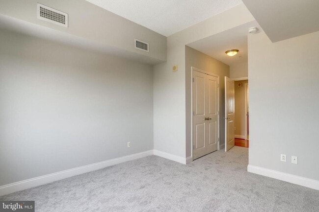 Building Photo - 1 bedroom 1 Bath - Highrise Luxury Living ...