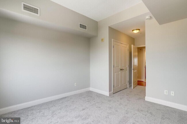 Building Photo - Modern 1BR Condo at The Phoenix with Premi...