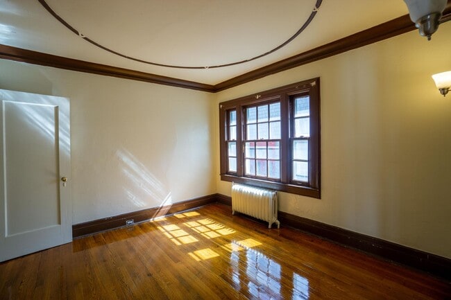 Building Photo - Available 6/1/26 - Spacious Home with Garage