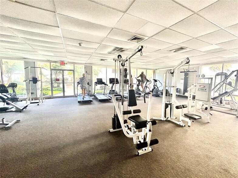 Building Photo - 300 Bayview Dr