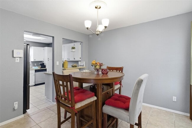 Building Photo - 2410 Buttercup Cir