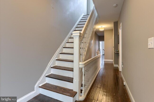 Building Photo - Beautiful Historic Home on 3rd St