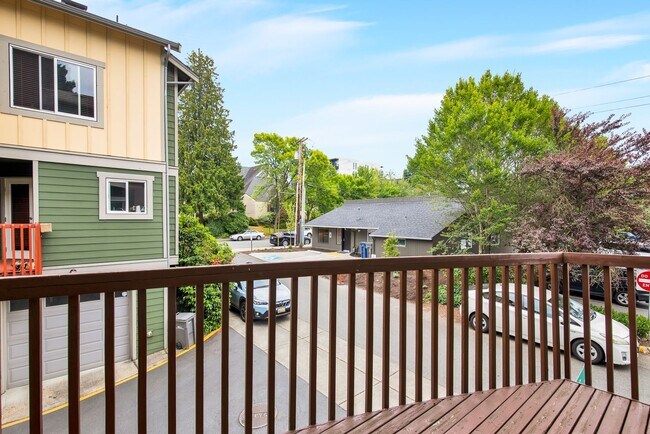 Building Photo - Mini 2 Bedroom Townhouse Heart of Redmond