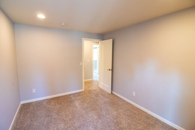 Building Photo - 5Bd/2.5Ba Redmond Home