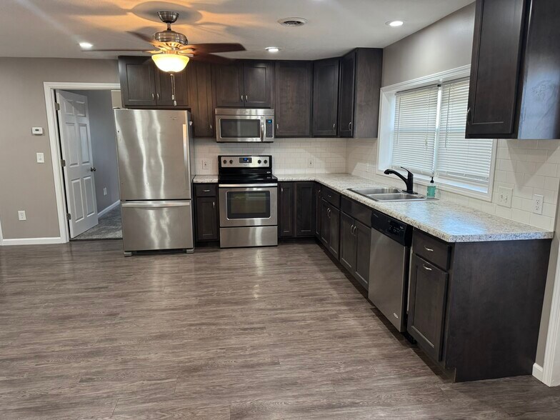 Building Photo - 1311 Devils Glen Rd