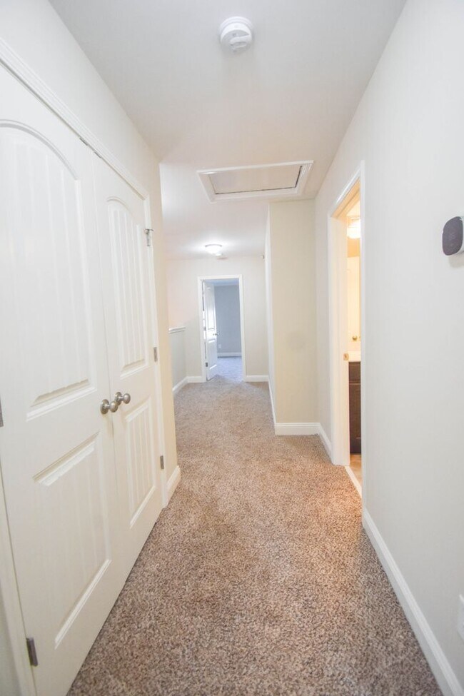 Building Photo - 3 Bedroom 2.5 Bathroom in Haymount - No Pets