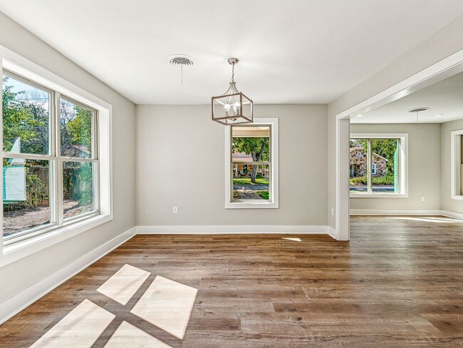 Building Photo - 302 W Collins St