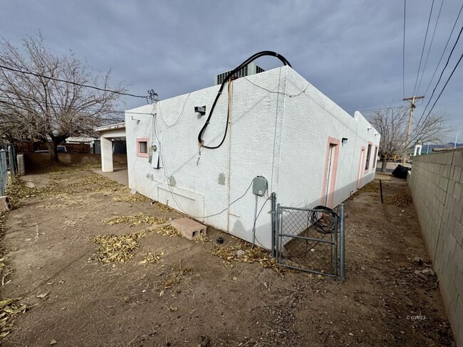 Building Photo - 419 E 7th St