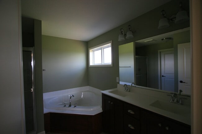Building Photo - Stunning 5BR/3.5BA Single Family Home w/ 3...