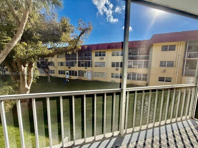 Building Photo - 1550 NE 191st St