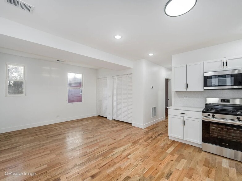 Building Photo - 3016 W 40th St