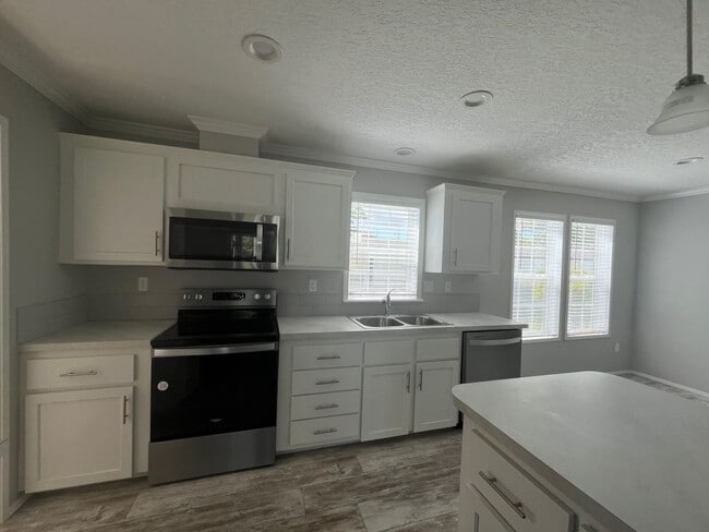 Building Photo - 3 Eland Dr