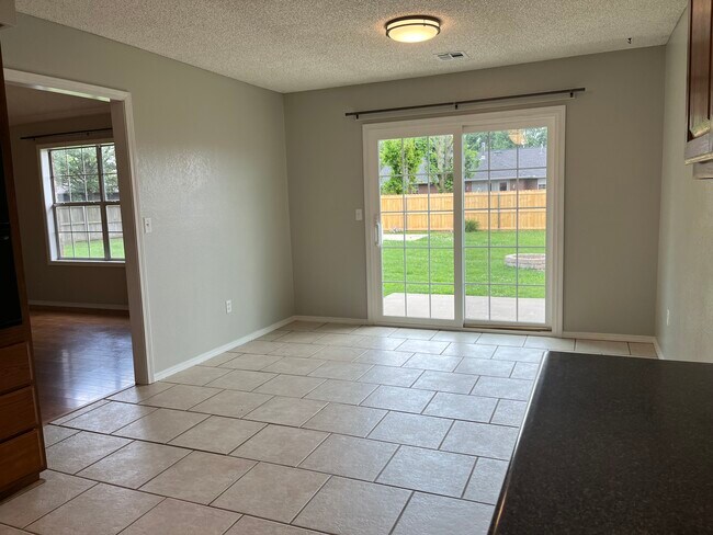 Dining room - 1004 S Dogwood St