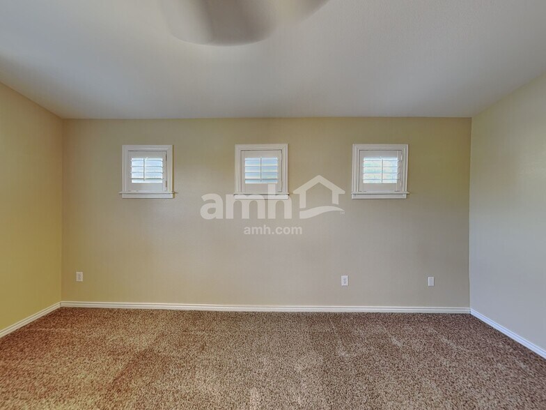 Building Photo - 439 Longspur Dr