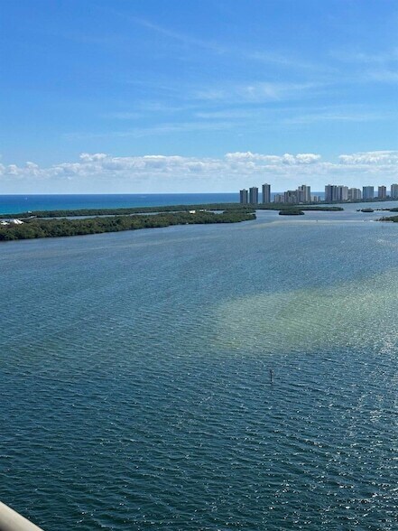 Primary Photo - 100 Lakeshore Dr