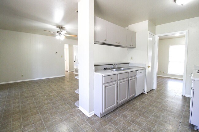 Building Photo - ************Move In Special- 2 WEEKS FREE!!!!************