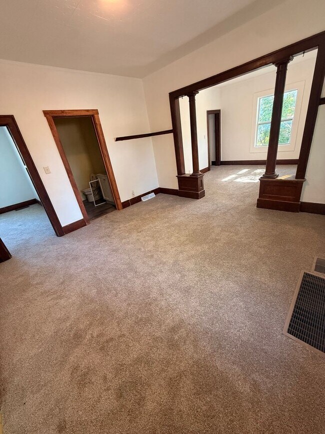Building Photo - 2 bed 1 bath House for rent!
